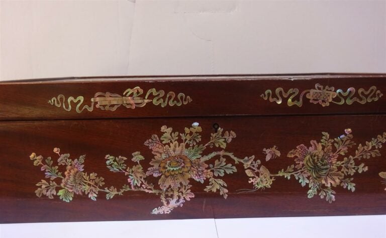 [X] GRANDE BOÎTE EN BOIS INDIGENE ET A INCRUSTATIONS DE NACRE - Vietnam, Tonlin…