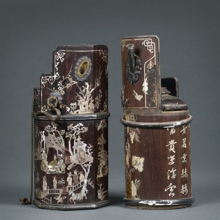[X] LOT DE DEUX (2) PIPES A EAU A OPIUM EN BOIS INDIGENE / EXOTIQUE INCRUSTE DE…