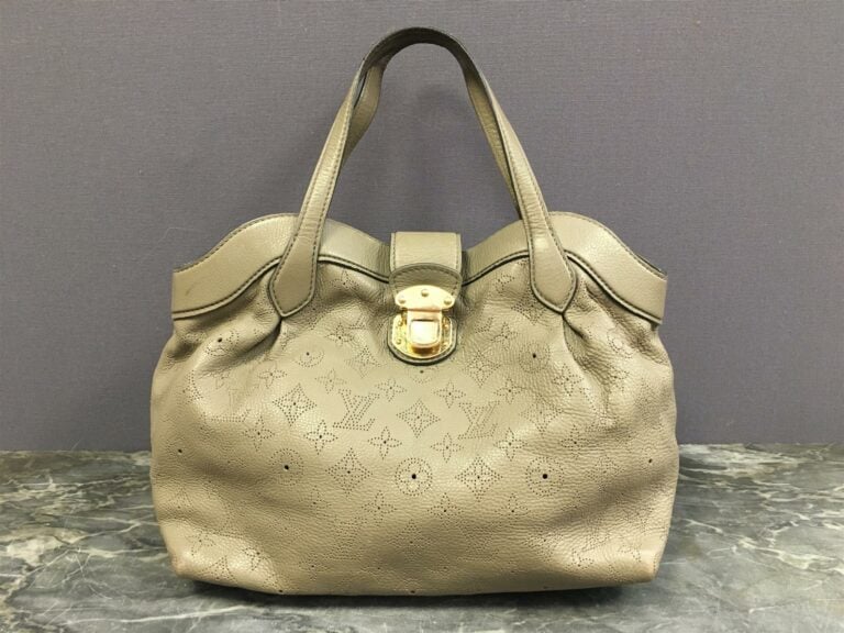 LOUIS VUITTON. - Sac en cuir Mahina taupe grand modele. - Grande poche intérieu…