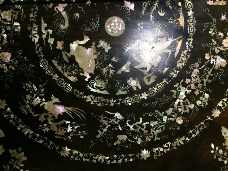 [X] TABLE A THE EN BOIS INDIGENE A DECOR INCRUSTE DE NACRE - Vietnam, Tonkin, N…