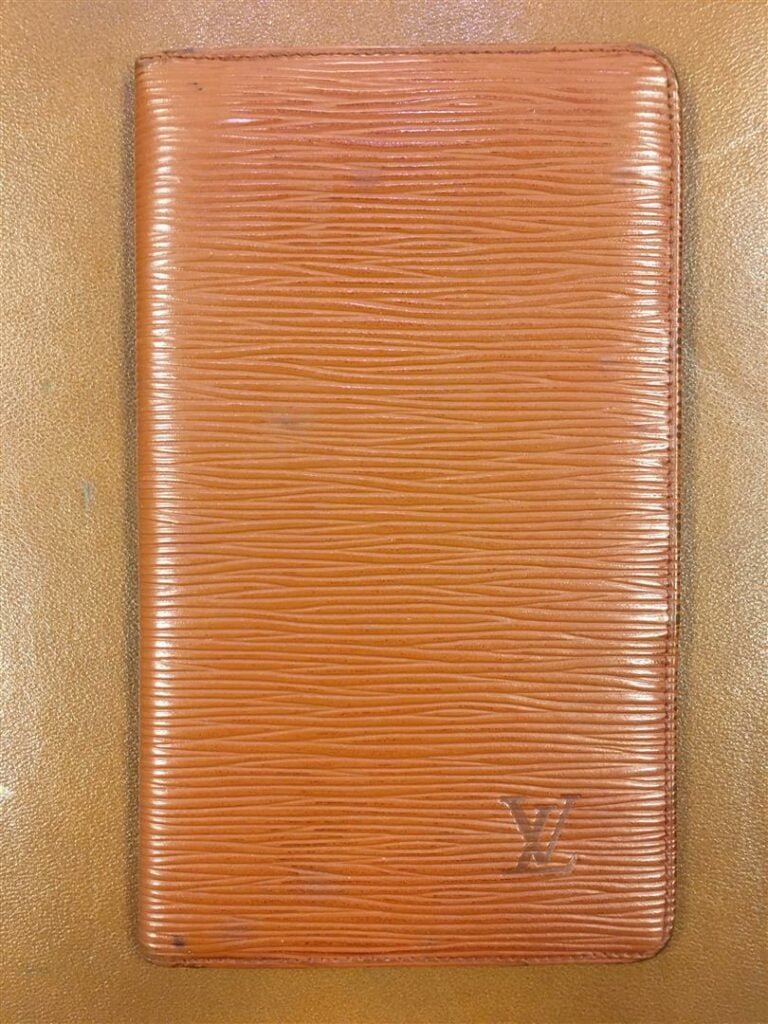 LOUIS VUITTON. - Porte cartes grand modèle en cuir épi fauve. - Compartiment si…