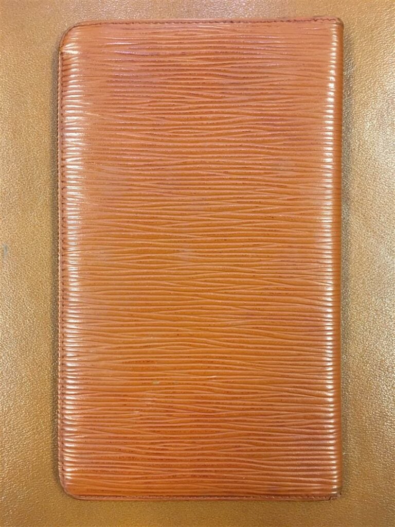 LOUIS VUITTON. - Porte cartes grand modèle en cuir épi fauve. - Compartiment si…