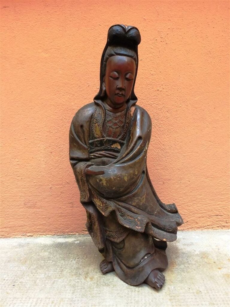 SCULPTURE DE LA DEESSE DE LA COMPASSION EN BOIS INDIGENE / EXOTIQUE, GUANYIN -…