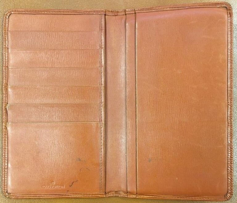 LOUIS VUITTON. - Porte cartes grand modèle en cuir épi fauve. - Compartiment si…