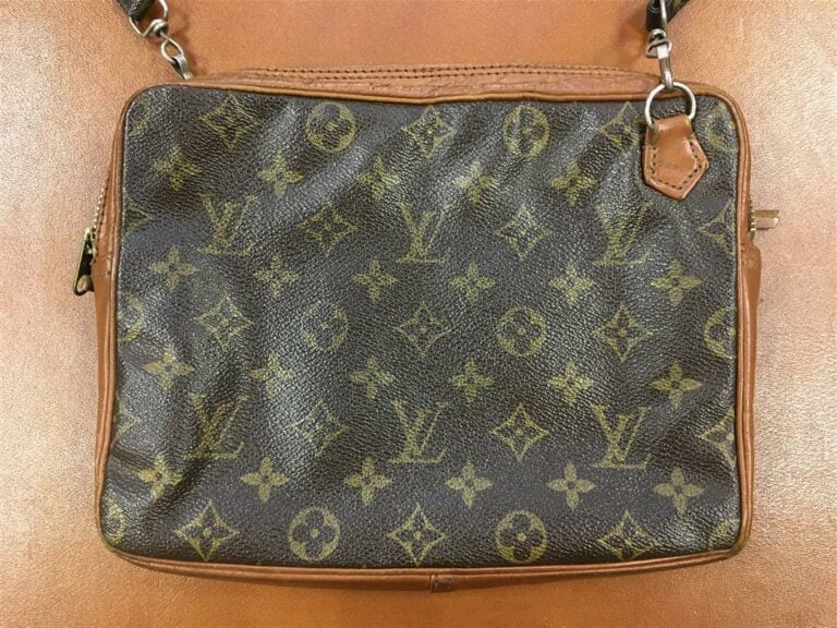 LOUIS VUITTON. - Sacoche en bandoulière, toile monogramme et cuir. - Bandoulièr…