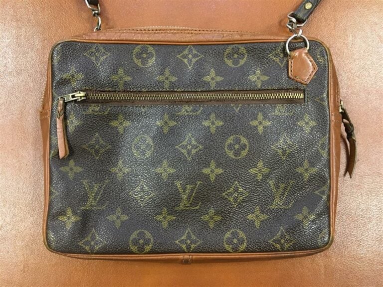 LOUIS VUITTON. - Sacoche en bandoulière, toile monogramme et cuir. - Bandoulièr…