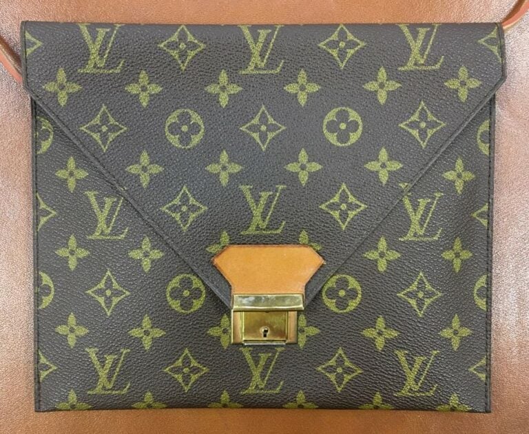 LOUIS VUITTON. - Pochette enveloppe en toile monogrammée intérieur cuir. - Très…