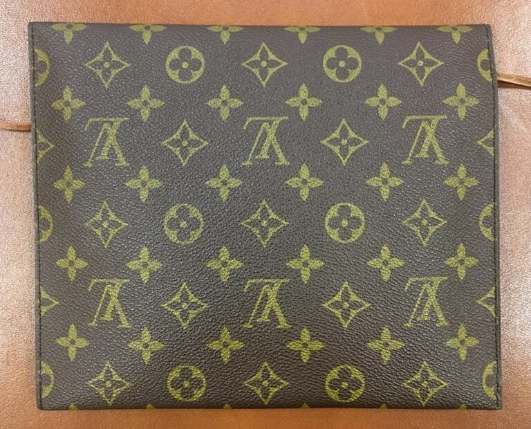 LOUIS VUITTON. - Pochette enveloppe en toile monogrammée intérieur cuir. - Très…
