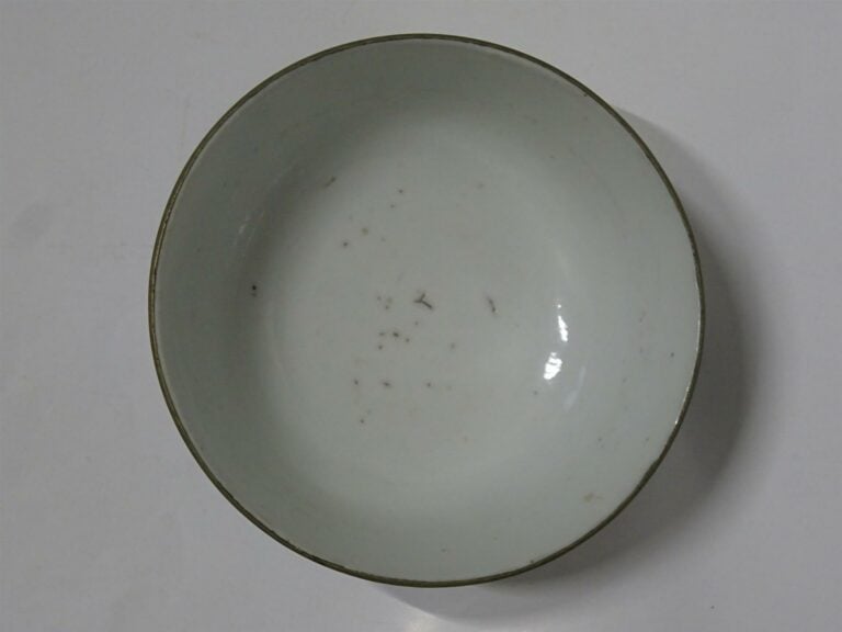 SUITE DE DEUX (2) BOLS EN PORCELAINE DITE BLEU DE HUÊ, NEI FU / N?I PH? / ?? -…