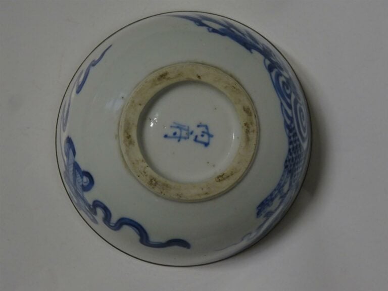 SUITE DE DEUX (2) BOLS EN PORCELAINE DITE BLEU DE HUÊ, NEI FU / N?I PH? / ?? -…