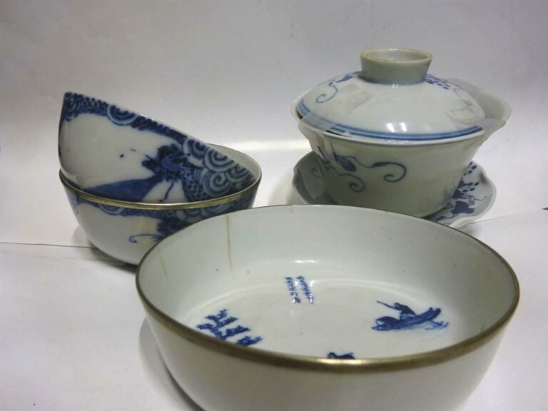 LOT DE QUATRE (4) PORCELAINES EN PORCELAINE DONT « BLEU DE HUE » - Chine et Chi…