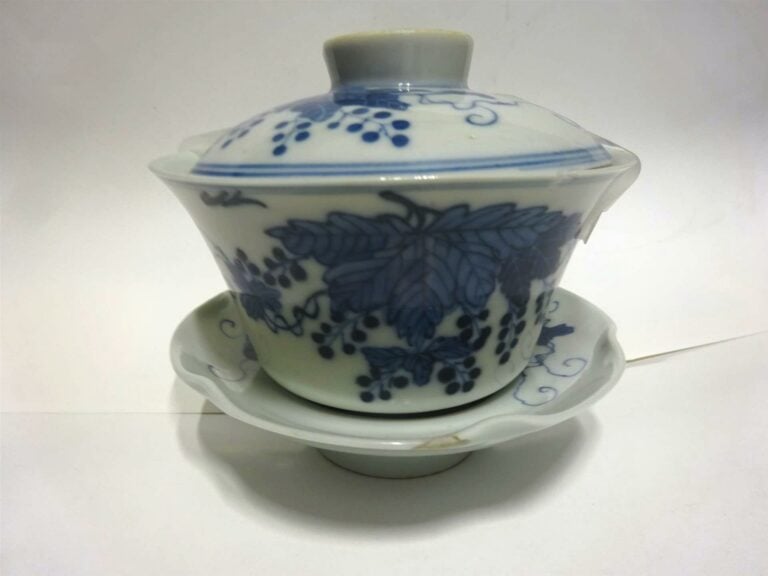 LOT DE QUATRE (4) PORCELAINES EN PORCELAINE DONT « BLEU DE HUE » - Chine et Chi…