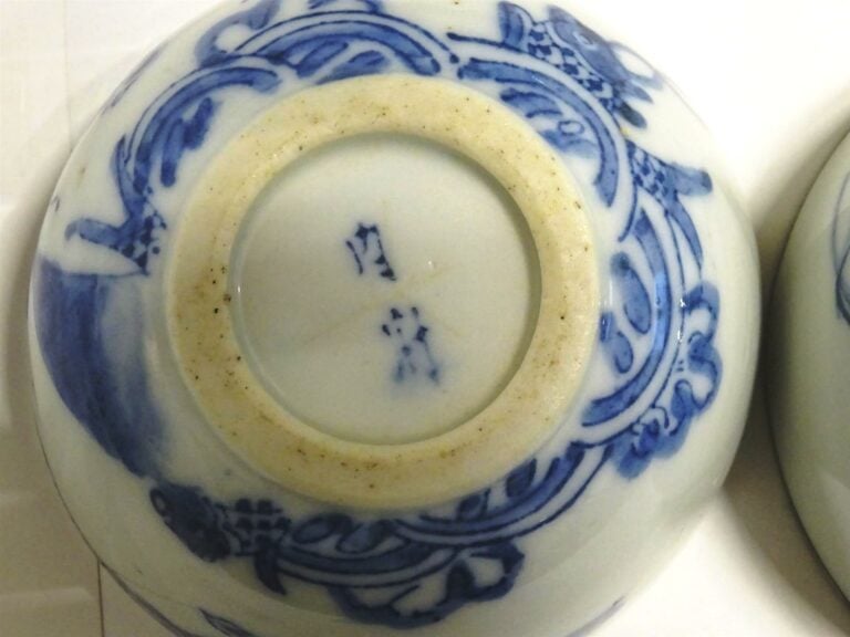 LOT DE QUATRE (4) PORCELAINES EN PORCELAINE DONT « BLEU DE HUE » - Chine et Chi…