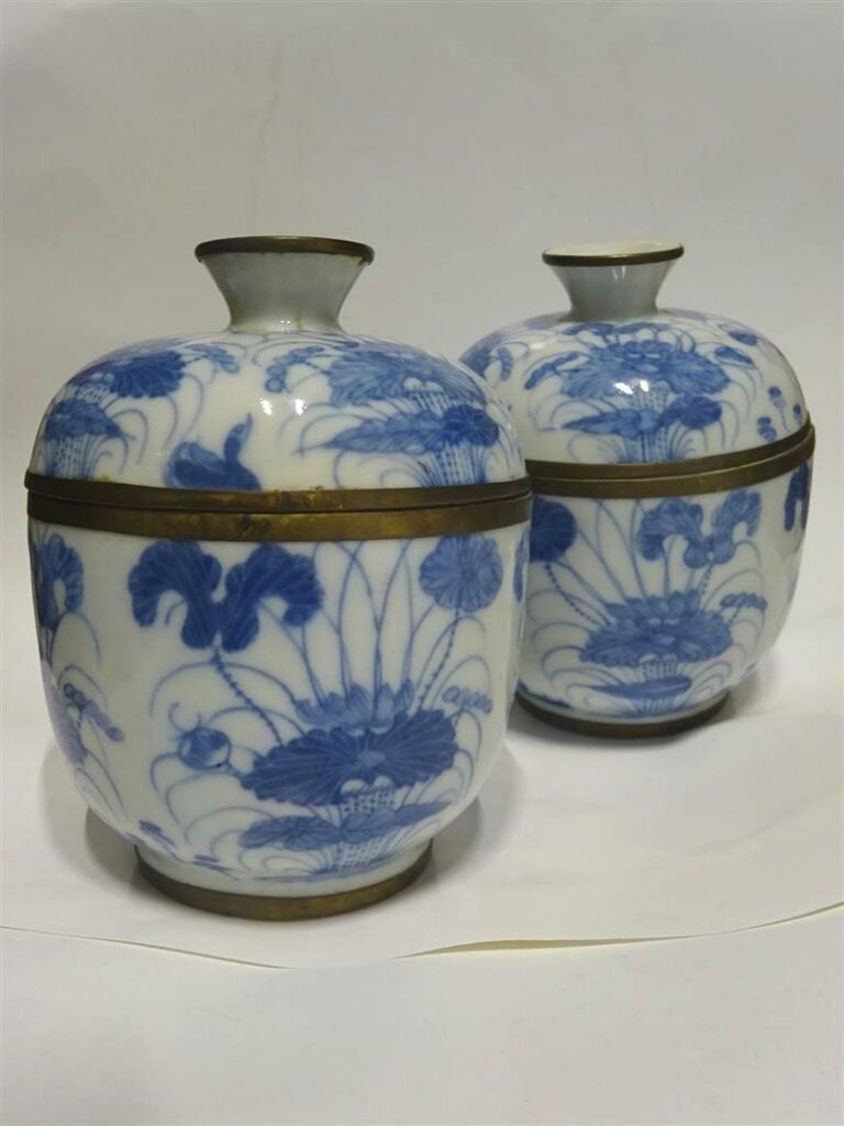 SUITE DE DEUX (2) POTS COUVERTS EN PORCELAINE BLEU BLANC DANS L'ESPRIT DES BLEU…