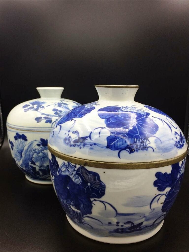 SUITE DE DEUX (2) POTS / BOLS COUVERTS EN PORCELAINE DANS LE STYLE DES BLEU DE…