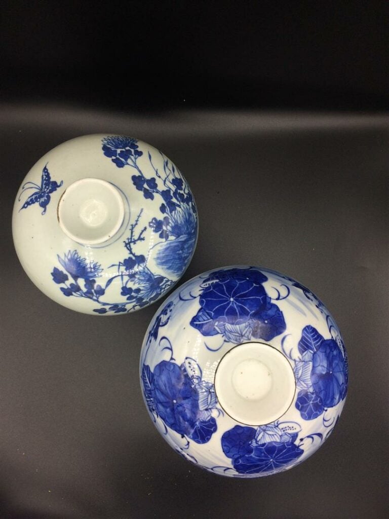 SUITE DE DEUX (2) POTS / BOLS COUVERTS EN PORCELAINE DANS LE STYLE DES BLEU DE…