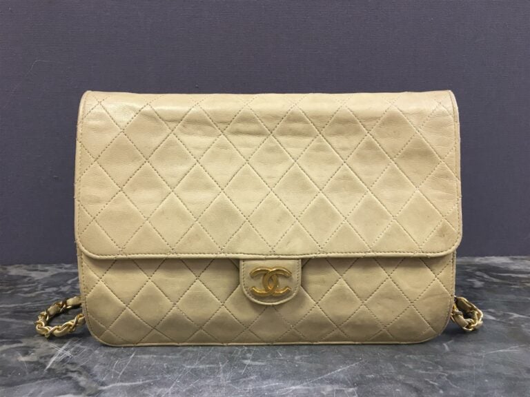 CHANEL. - Sac classique en cuir d'agneau grège; chaine dorée entrelacée de cuir…