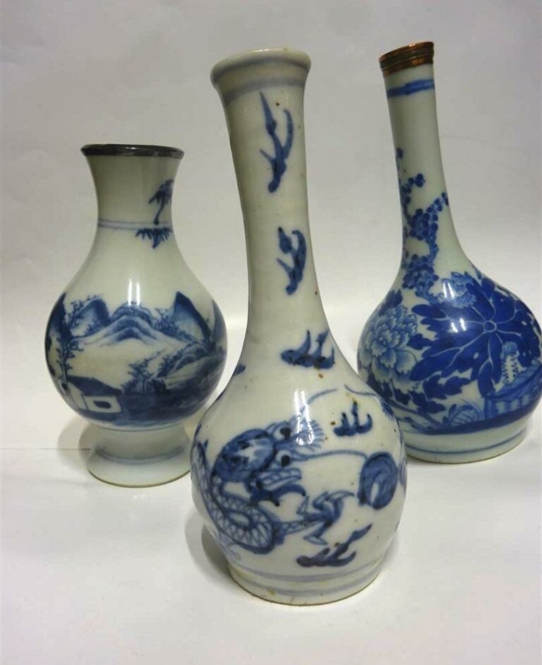 SUITE DE TROIS (3) VASES EN PORCELAINE DITE " BLEU DE HUÊ " - Chine pour le Vie…
