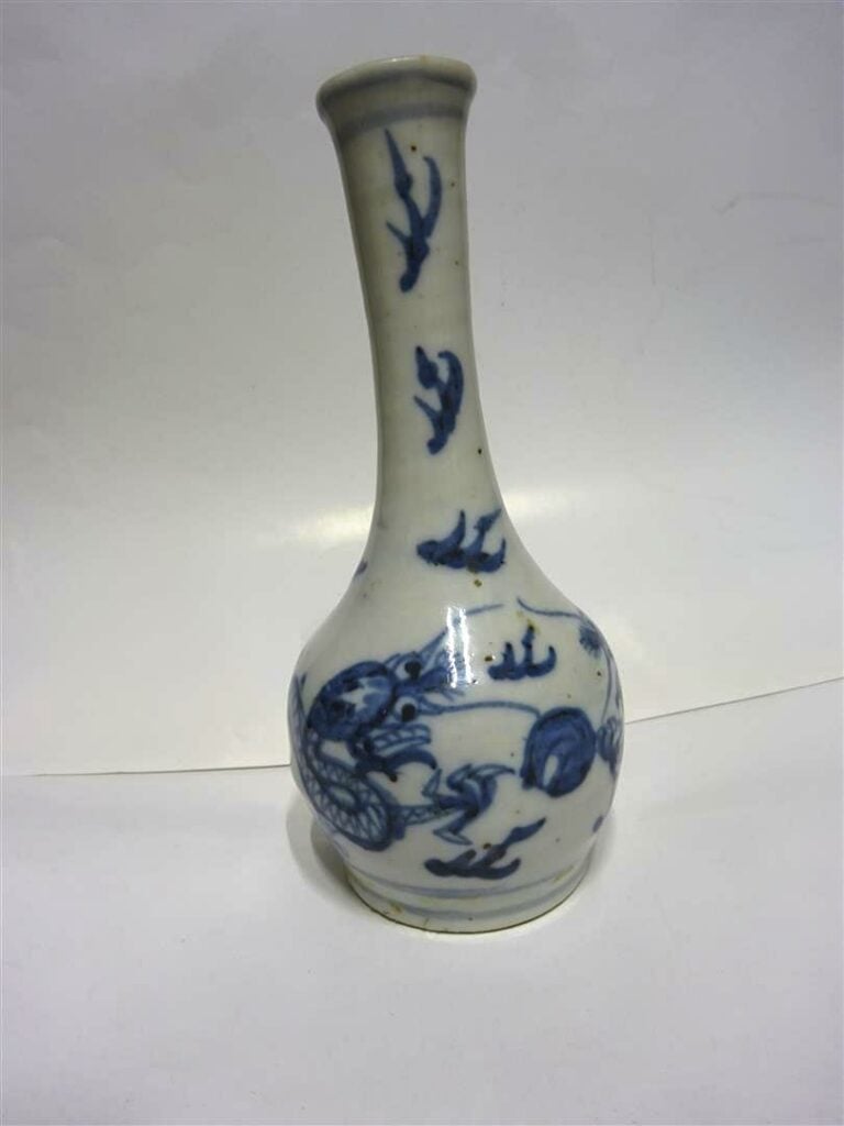 SUITE DE TROIS (3) VASES EN PORCELAINE DITE " BLEU DE HUÊ " - Chine pour le Vie…