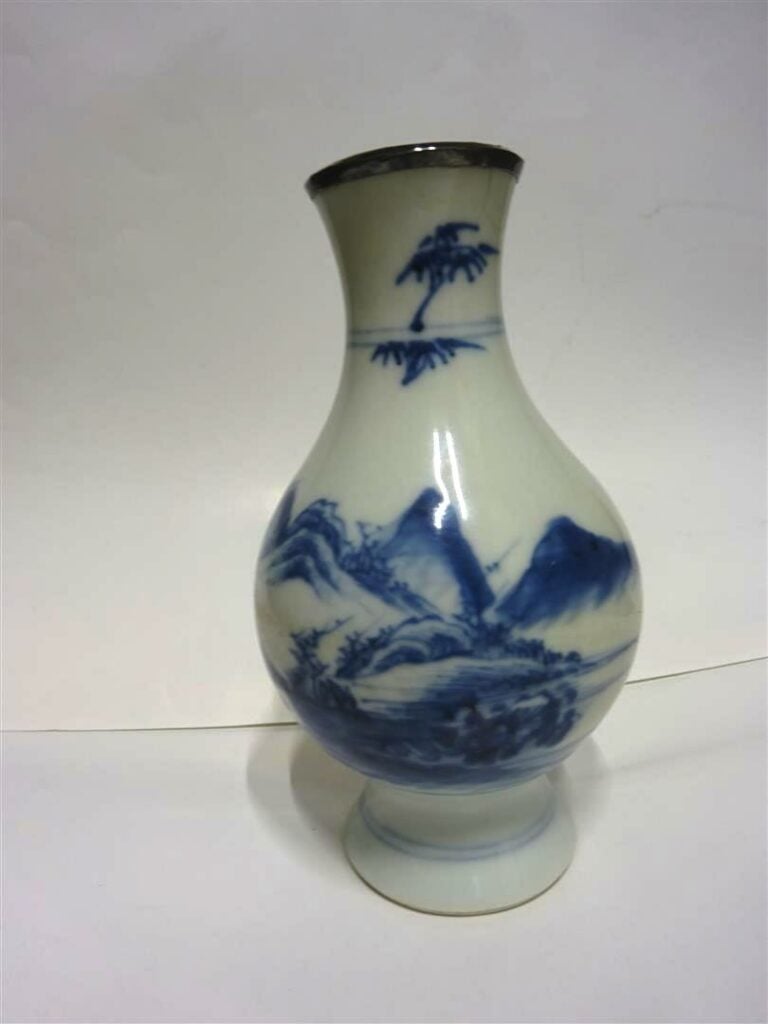 SUITE DE TROIS (3) VASES EN PORCELAINE DITE " BLEU DE HUÊ " - Chine pour le Vie…