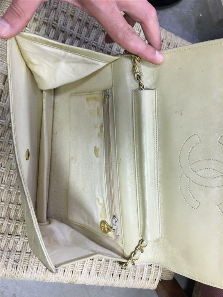 CHANEL. - Sac classique en cuir d'agneau grège; chaine dorée entrelacée de cuir…