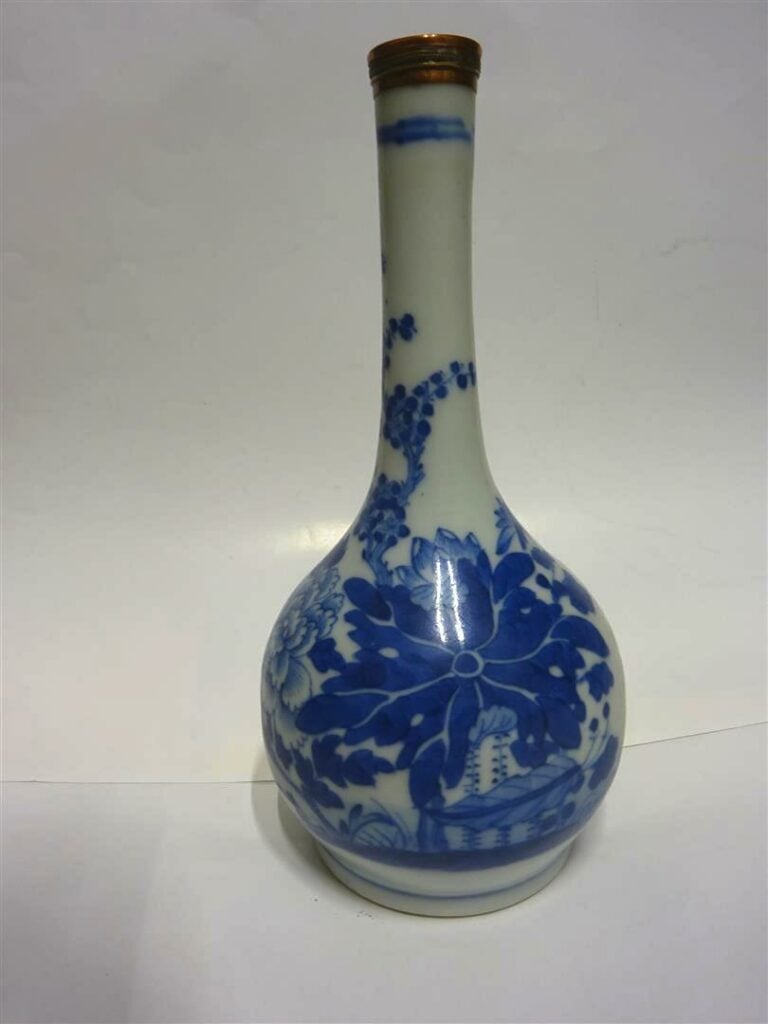 SUITE DE TROIS (3) VASES EN PORCELAINE DITE " BLEU DE HUÊ " - Chine pour le Vie…