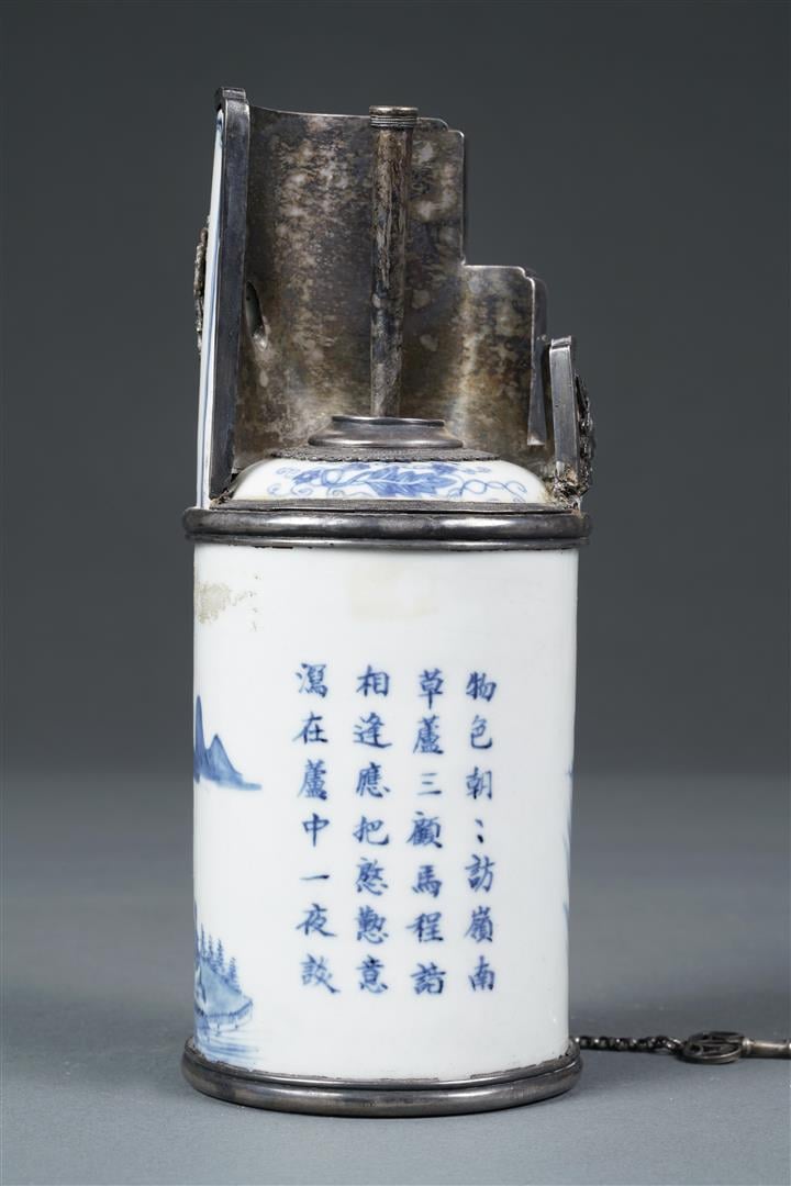 PIPE A EAU / A OPIUM EN PORCELAINE DITE « BLEU DE HUÊ), SHI DE - DING ZHI ????…