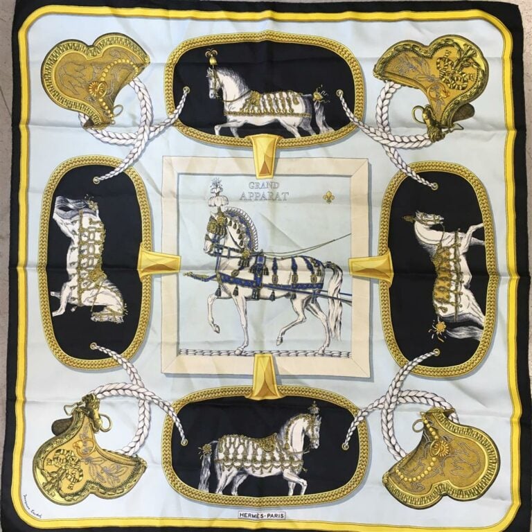 HERMES. - Carré "Grand Apparat"représentant des chevaux sur fond bleu ciel. Tâc…