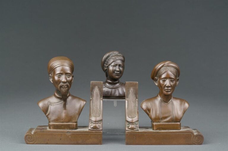 PAIRE DE SERRES-LIVRES EN BRONZE A PATINE MARRON - Vietnam / Indochine, Epoque…