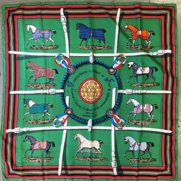 HERMES. - Carré Couvertures et tenues de cour, représentant des chevaux sur fon…