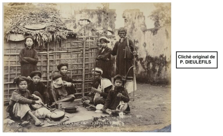 BRODERIE DONNANT A VOIR UNE SCENE DE VILLAGE ANIMEE - Vietnam / Indochine, Prem…