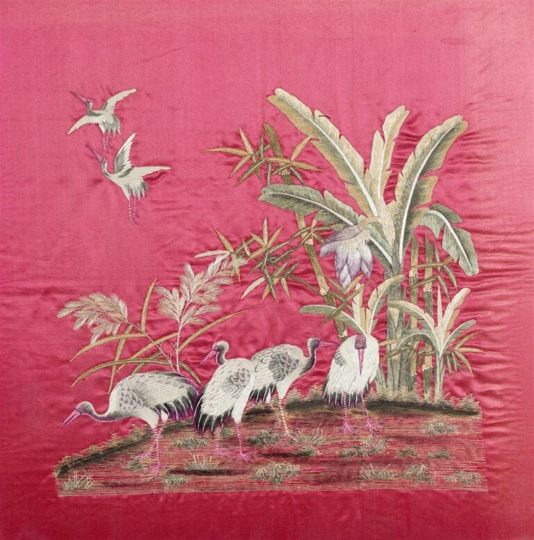 PANNEAU QUADRANGULAIRE DE SOIE ROUGE BRODE DE SIX GRUES ET DE BANANIERS - Vietn…
