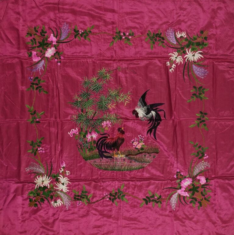GRAND PANNEAU DE SOIE BRODEE DE COQS ET DE FLEURS - Vietnam / Indochine, Epoque…