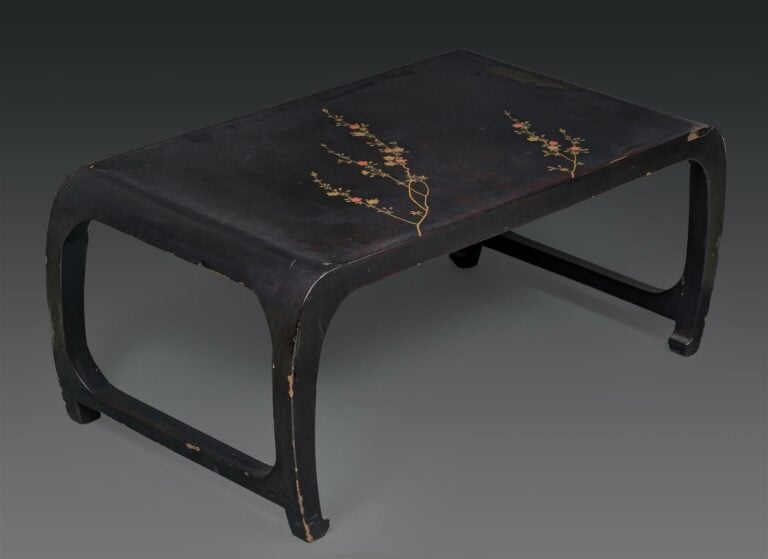 TABLE-BASSE A MONTANTS ARRONDIS EN BOIS LAQUE - Vietnam / Indochine, Epoque XXe…