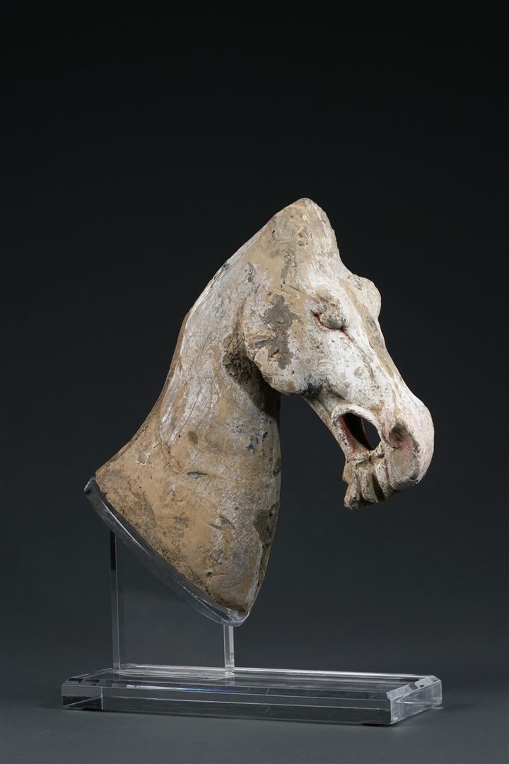 TÊTE DE CHEVAL EN TERRE CUITE - Chine - Belle tête de cheval, très expressive,…