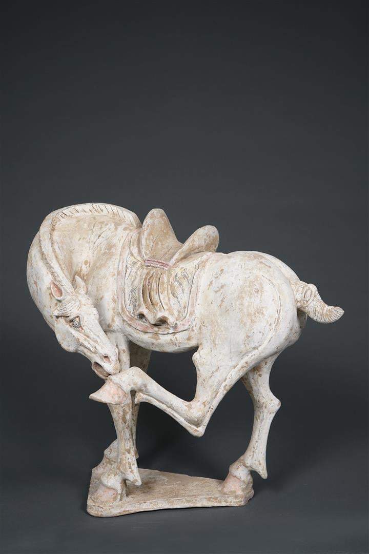 GRANDE SCULPTURE / MINGQI EN TERRE-CUITE A L'EFFIGIE D'UN CHEVAL SE LECHANT LA…