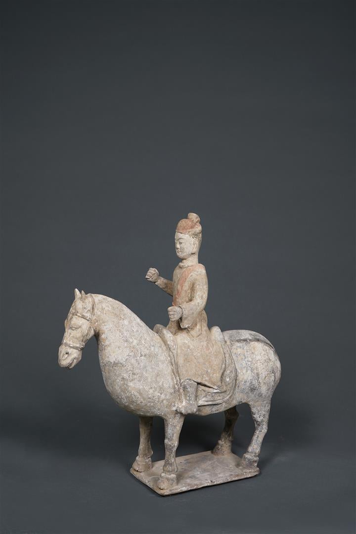 SCULPTURE EN TERRE-CUITE / MINGQI A L'EFFIGIE D'UN CAVALIER - Chine - Le cavali…