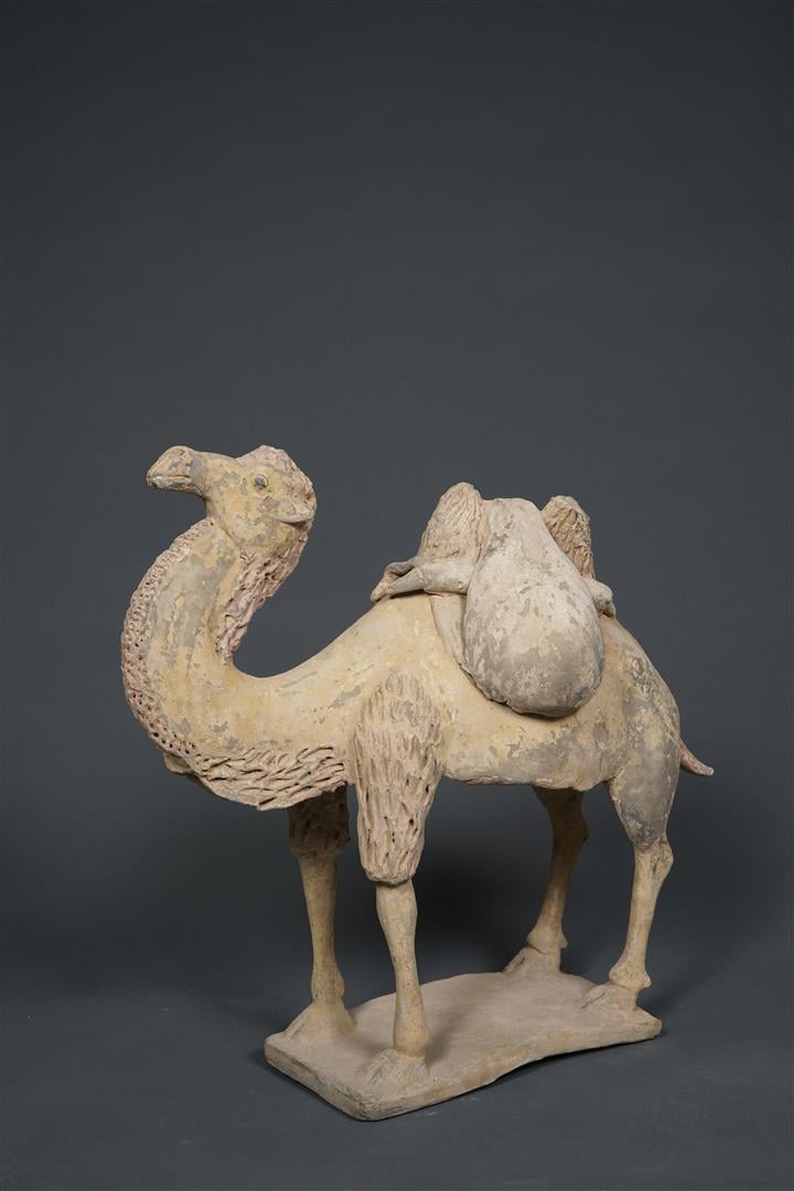 SCULPTURE EN TERRE-CUITE / MINQGI A L'EFFIGIE D'UN CHAMEAU DE BACTRIANE - Chine…