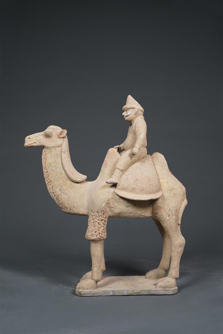 SCULPTURE / MINGQI EN TERRE-CUITE A L'EFFIGIE D'UN CHAMELIER - Chine - Elle don…