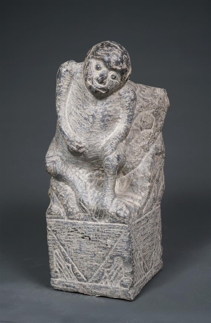 SCULPTURE EN PIERRE NOIRE A L'EFFIGIE D'UN SINGE - Chine, Dynastie Ming à Qing…