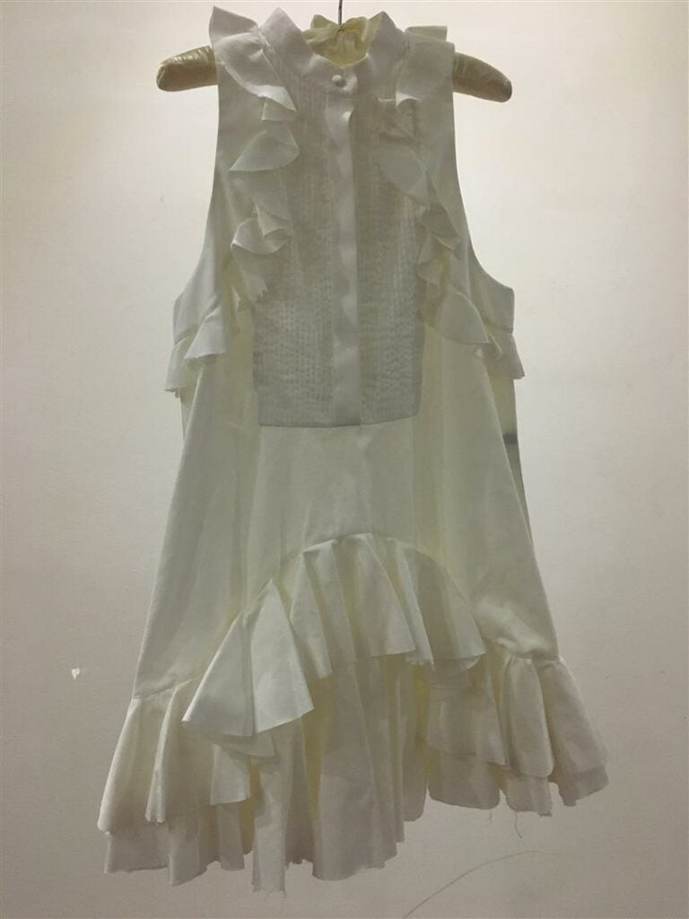 ALEXANDER MCQUEEN. - Robe-chemise sans manches en coton blanc, volants dans le…