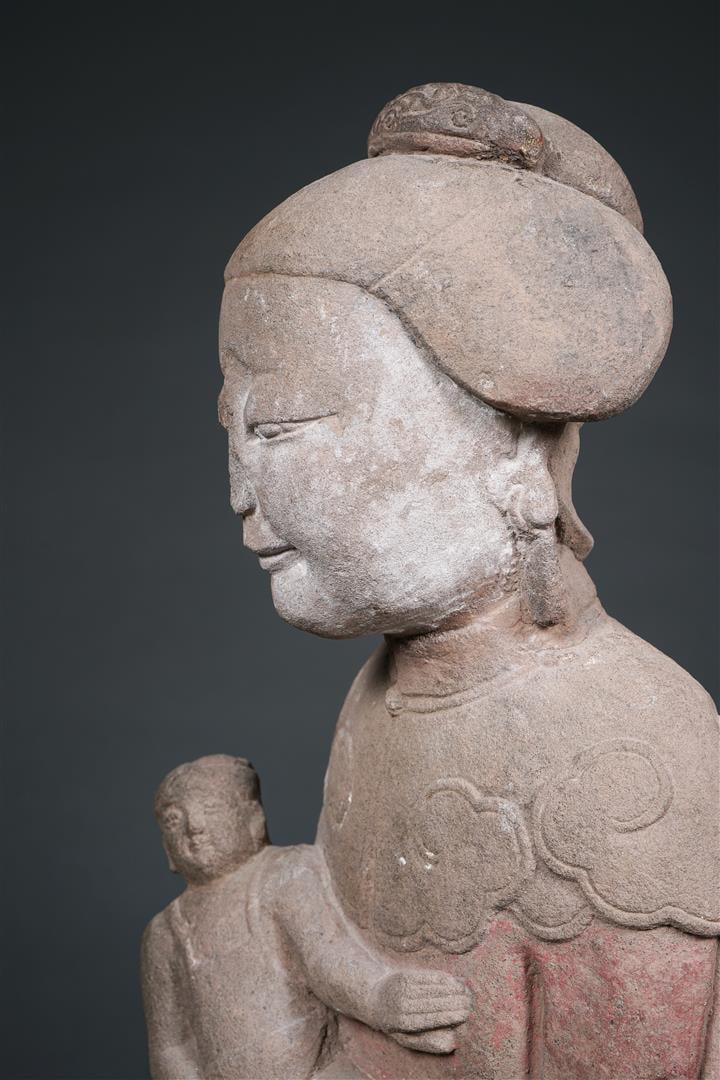 SCULPTURE EN GRES A L'EFFIGIE DE GUANYIN A L'ENFANT - Chine, Dynastie Ming à Qi…
