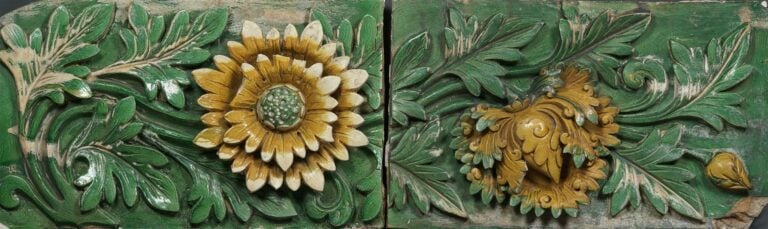 SUITE DE DEUX (2) BRIQUES A DECOR DE FLEURS - Chine, Dynastie Ming - Quandrangu…