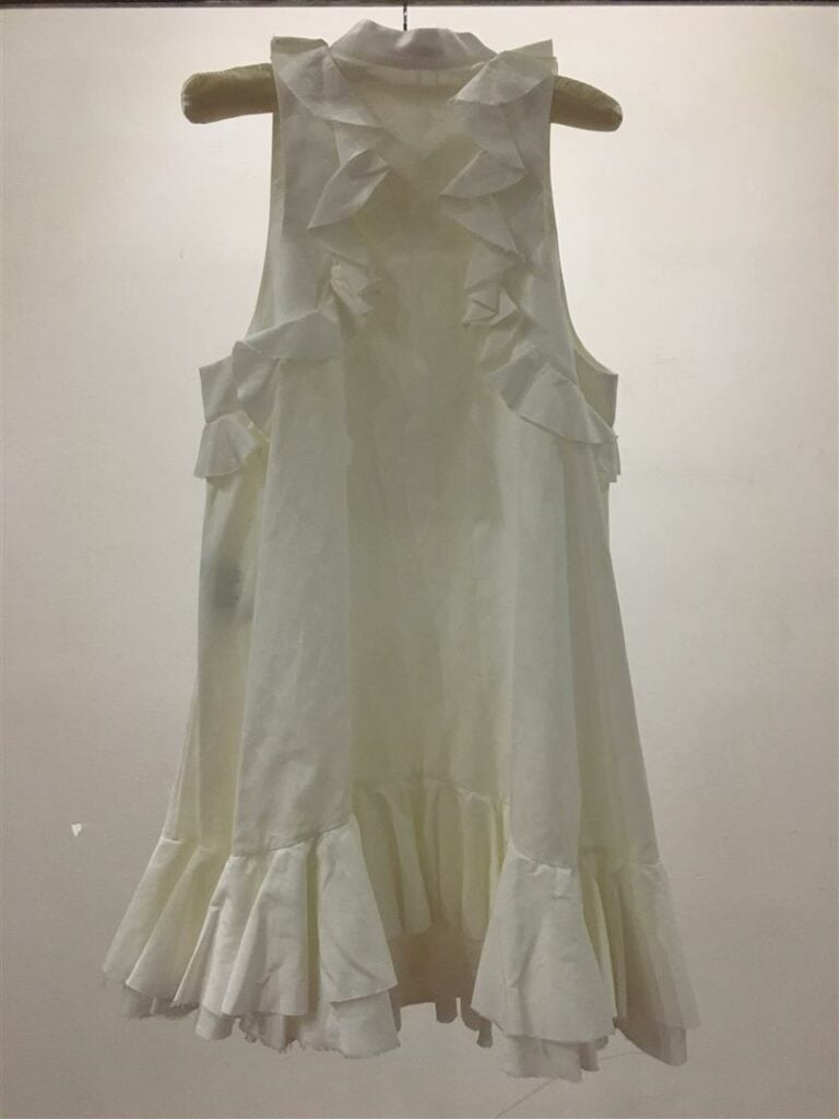 ALEXANDER MCQUEEN. - Robe-chemise sans manches en coton blanc, volants dans le…
