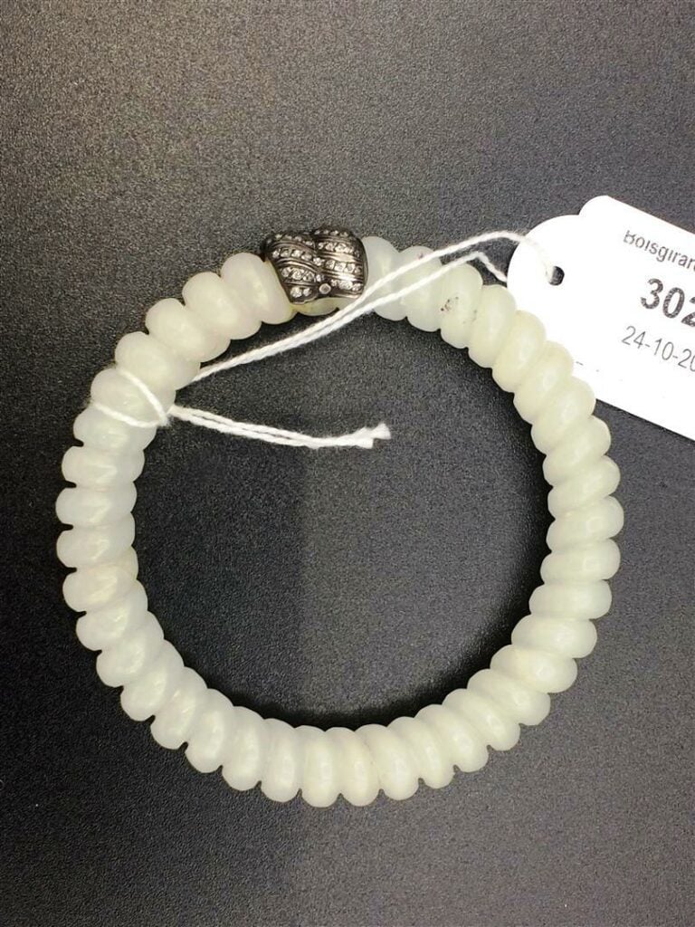 BRACELET TORSADE EN JADE NEPHRITE BLANC - Chine, Epoque XXe siècle - Sculpté da…