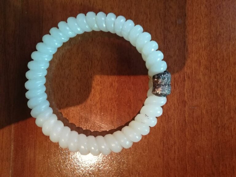 BRACELET TORSADE EN JADE NEPHRITE BLANC - Chine, Epoque XXe siècle - Sculpté da…
