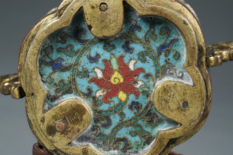 CURIOSITE - PETIT BRÛLE-PARFUM COMPOSITE EN EMAUX CLOISONNES SUR BRONZE - Chine…