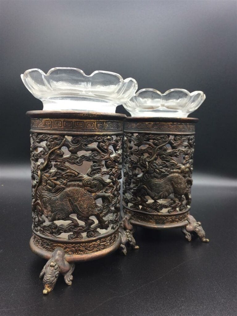SUITE DE DEUX (2) BRÛLES-ENCENS EN ALLIAGE CUIVREUX - Chine, De style Ming - Id…