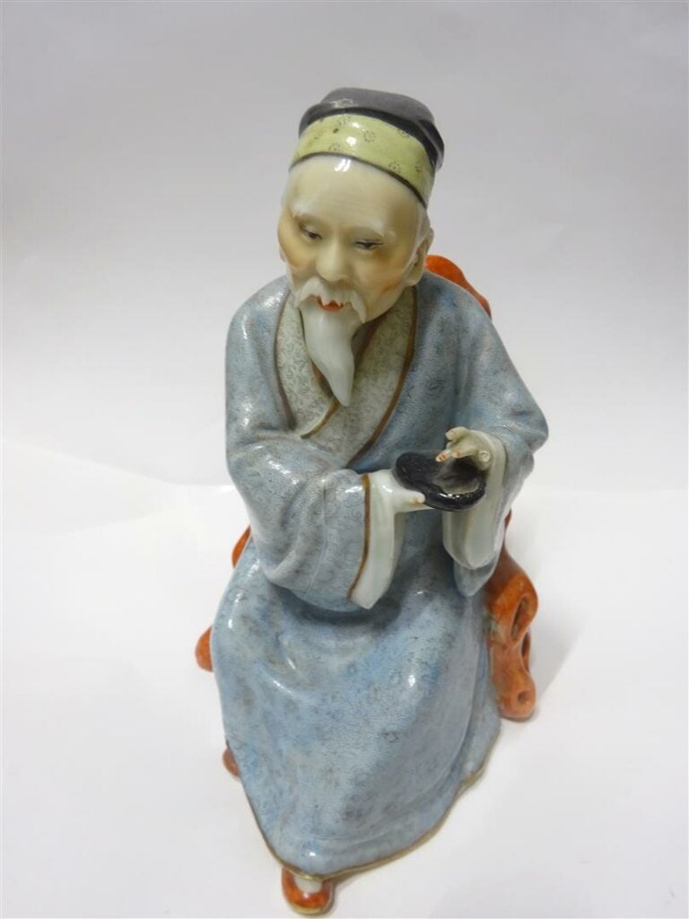 CHARMANT SUJET EN PORCELAINE MOULEE DONNANT A VOIR UN LETTRE ASSIS - Chine, Epo…