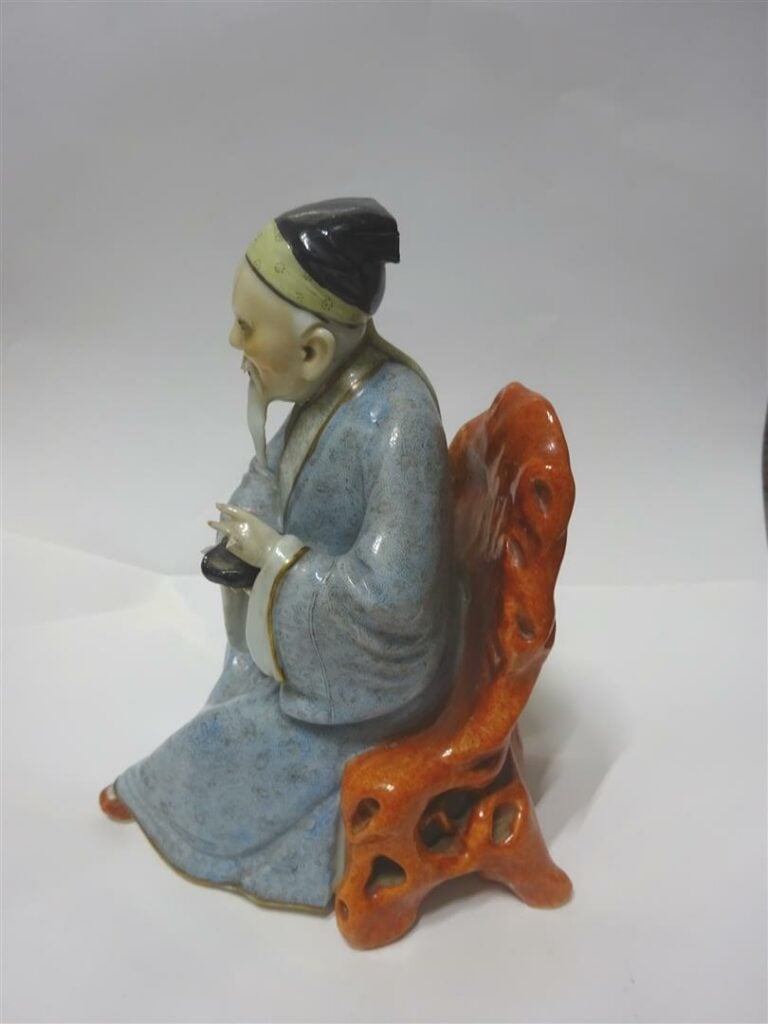 CHARMANT SUJET EN PORCELAINE MOULEE DONNANT A VOIR UN LETTRE ASSIS - Chine, Epo…